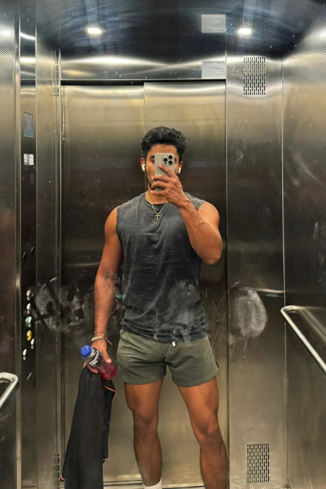 《我的咖啡男友》第二季上线，34 岁混血肌肉男不雅照疯狂！