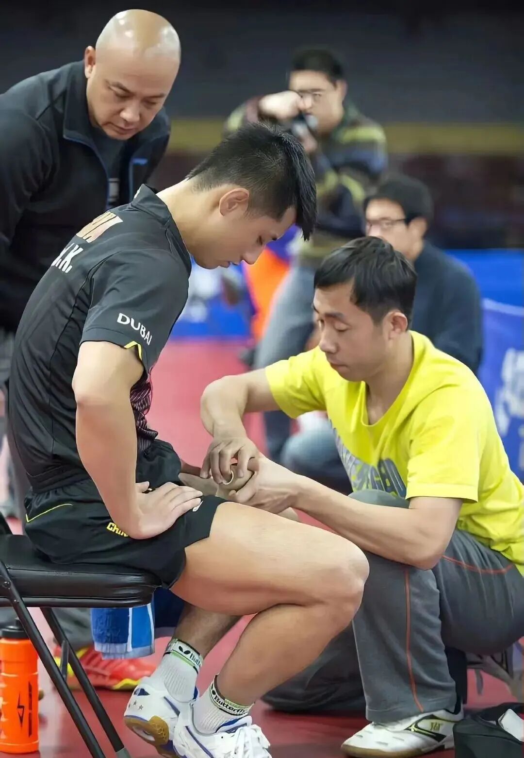 张继科深夜拍视频穿运动短裤被曝光，？太清晰太帅了！