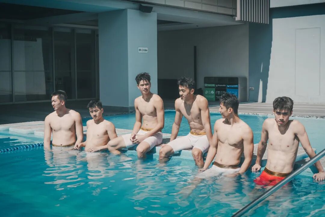 被围观了！华侨大学男篮的薄肌体育生男大，穿高弹紧身运动裤泳池玩水！