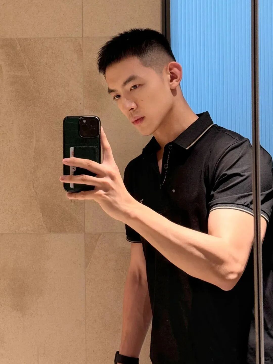 北大毕业典礼正装男主持人找到了，？想找这样的当男友！