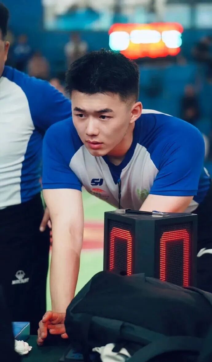 192cm 肉壮篮球裁判小哥，宽肩窄腰大粗腿