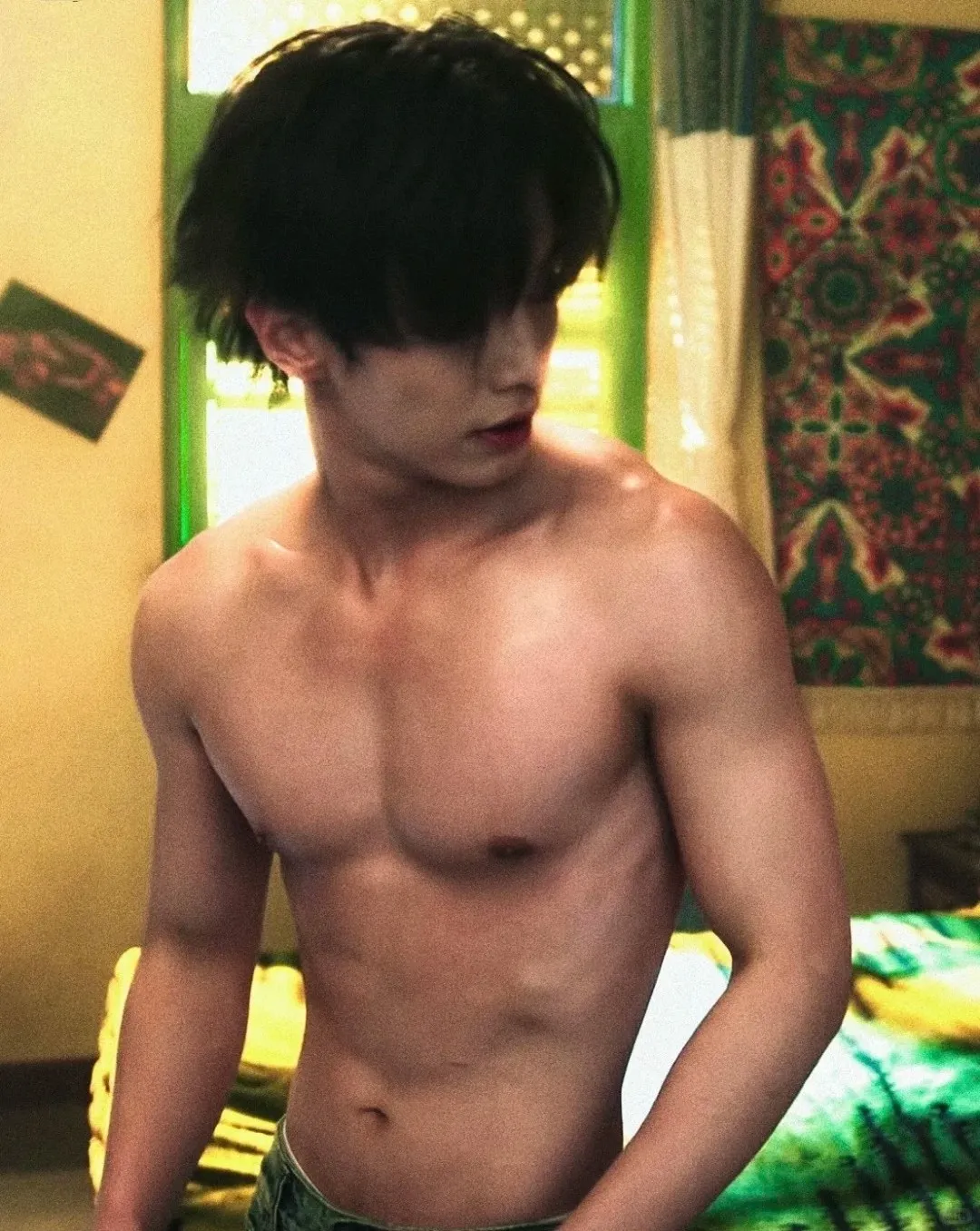 新晋小生何与新剧被骂“油腻”，剧外薄肌沐浴照却火到外网了！