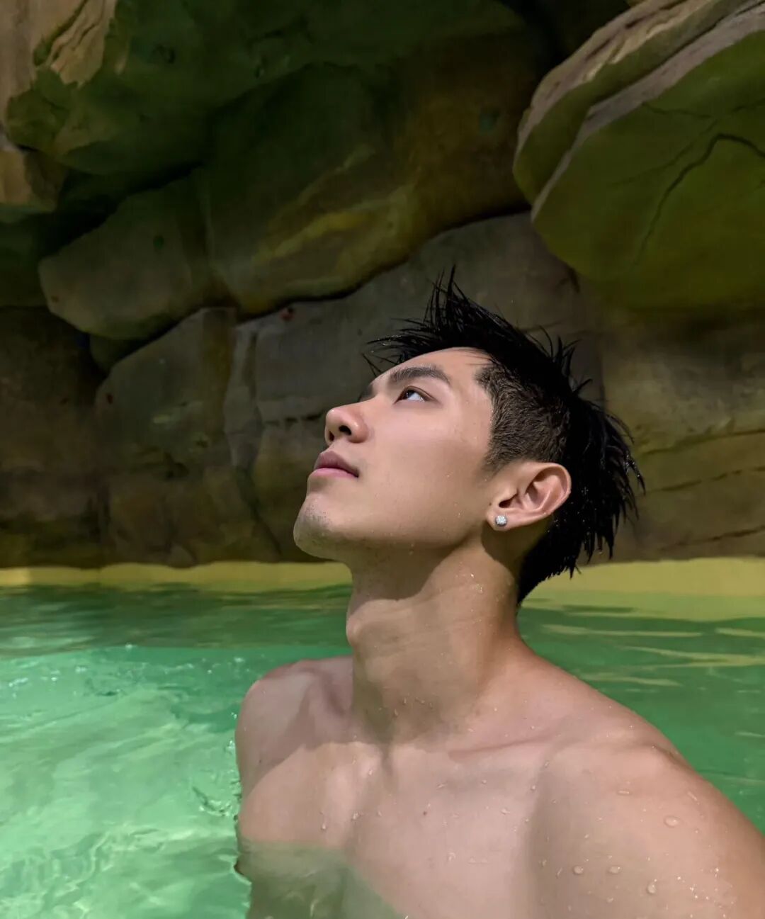 黑皮体育生酒店照片曝光！浑身湿透……