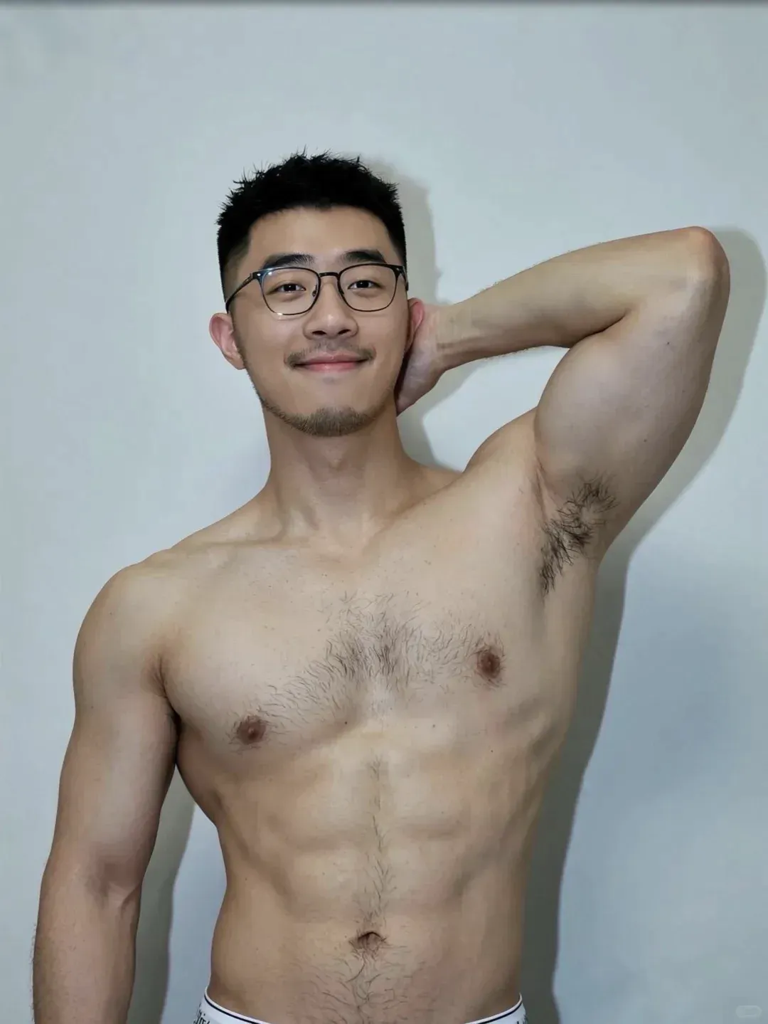 广东健身小哥时尚大片,雕刻般的肌肉线条搭配浓密毛发张力满满 广东健身小哥时尚大片,雕刻般的肌肉线条搭配浓密毛发张力满满