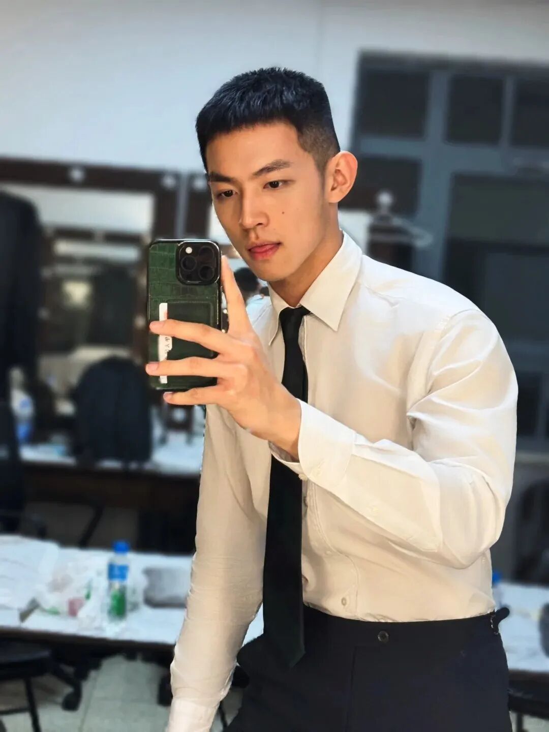 北大毕业典礼正装男主持人找到了,?想找这样的当男友! 北大毕业典礼正装男主持人找到了,?想找这样的当男友!