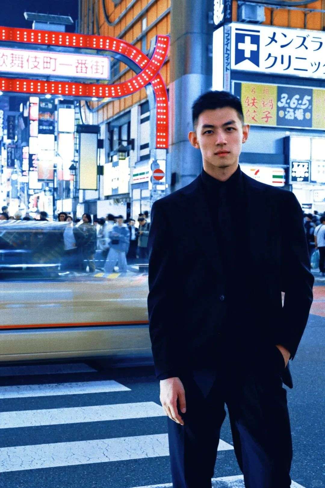 北大毕业典礼正装男主持人找到了，？想找这样的当男友！