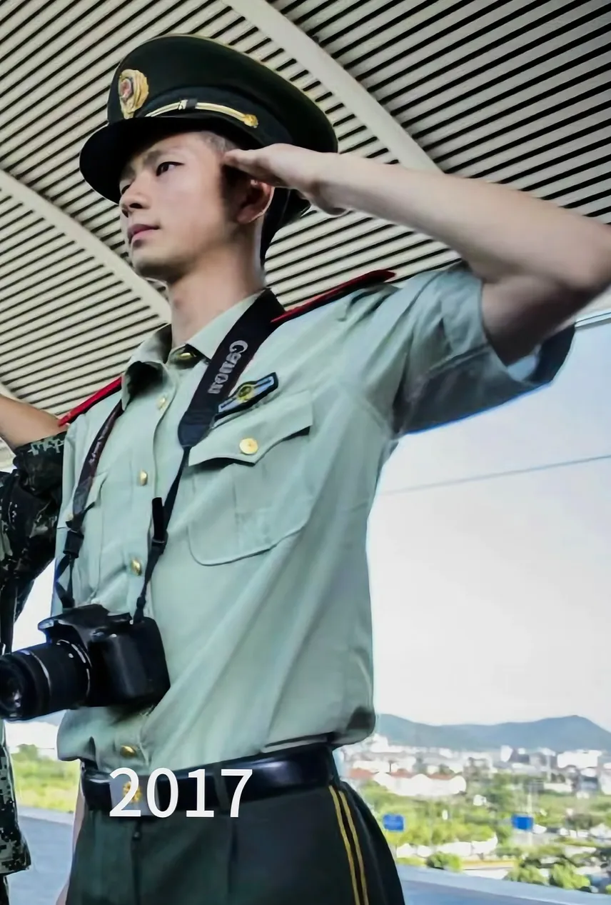 正装照让直男破防！武大退役小哥帅得人心花怒放！