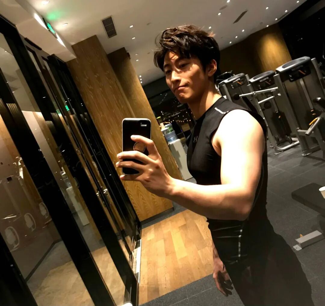 骁洗澡视频流出爆料很强!行走的荷尔蒙把胸毛都剃掉了? 骁洗澡视频流出爆料很强!行走的荷尔蒙把胸毛都剃掉了?