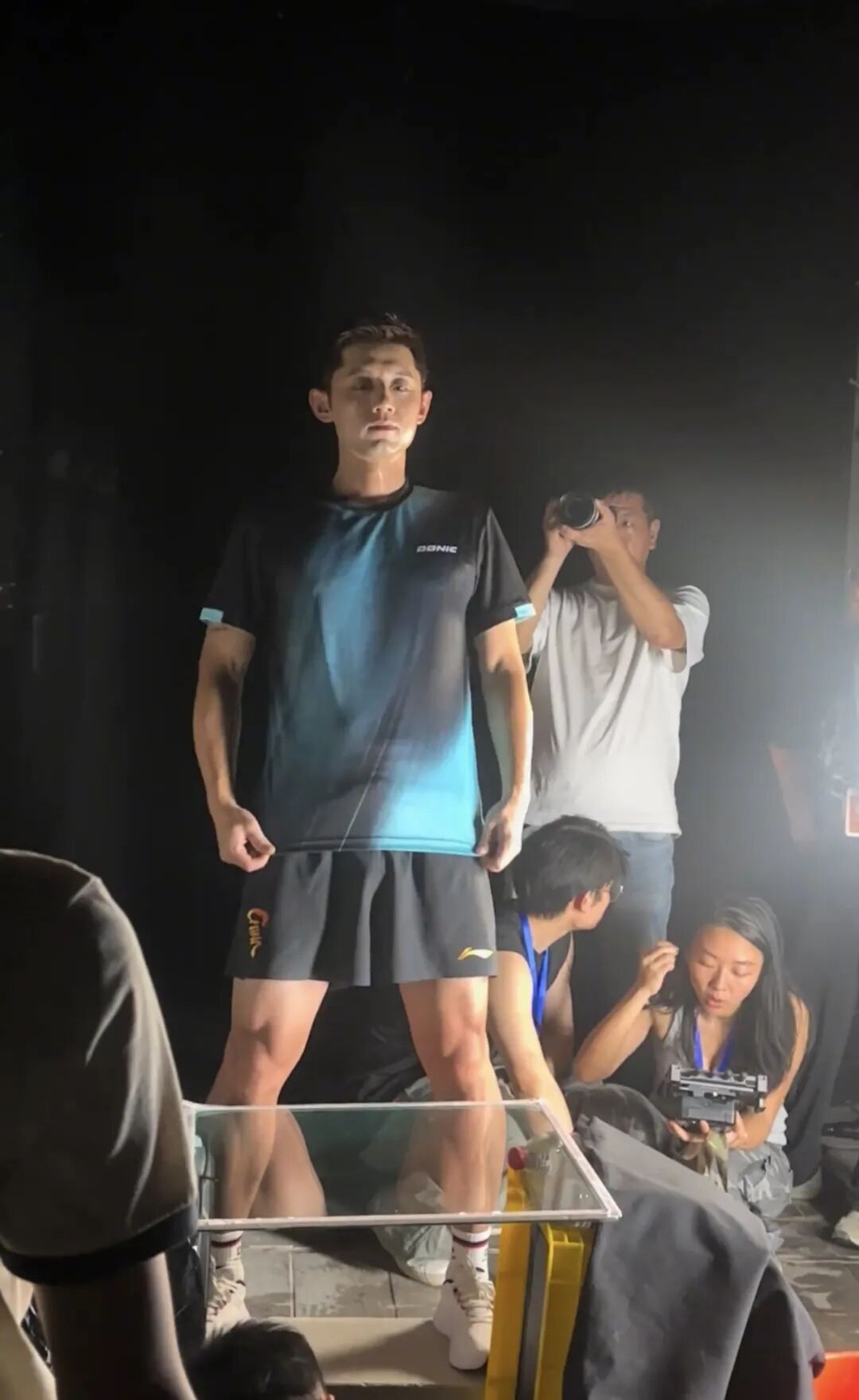 张继科深夜拍视频穿运动短裤被曝光，？太清晰太帅了！