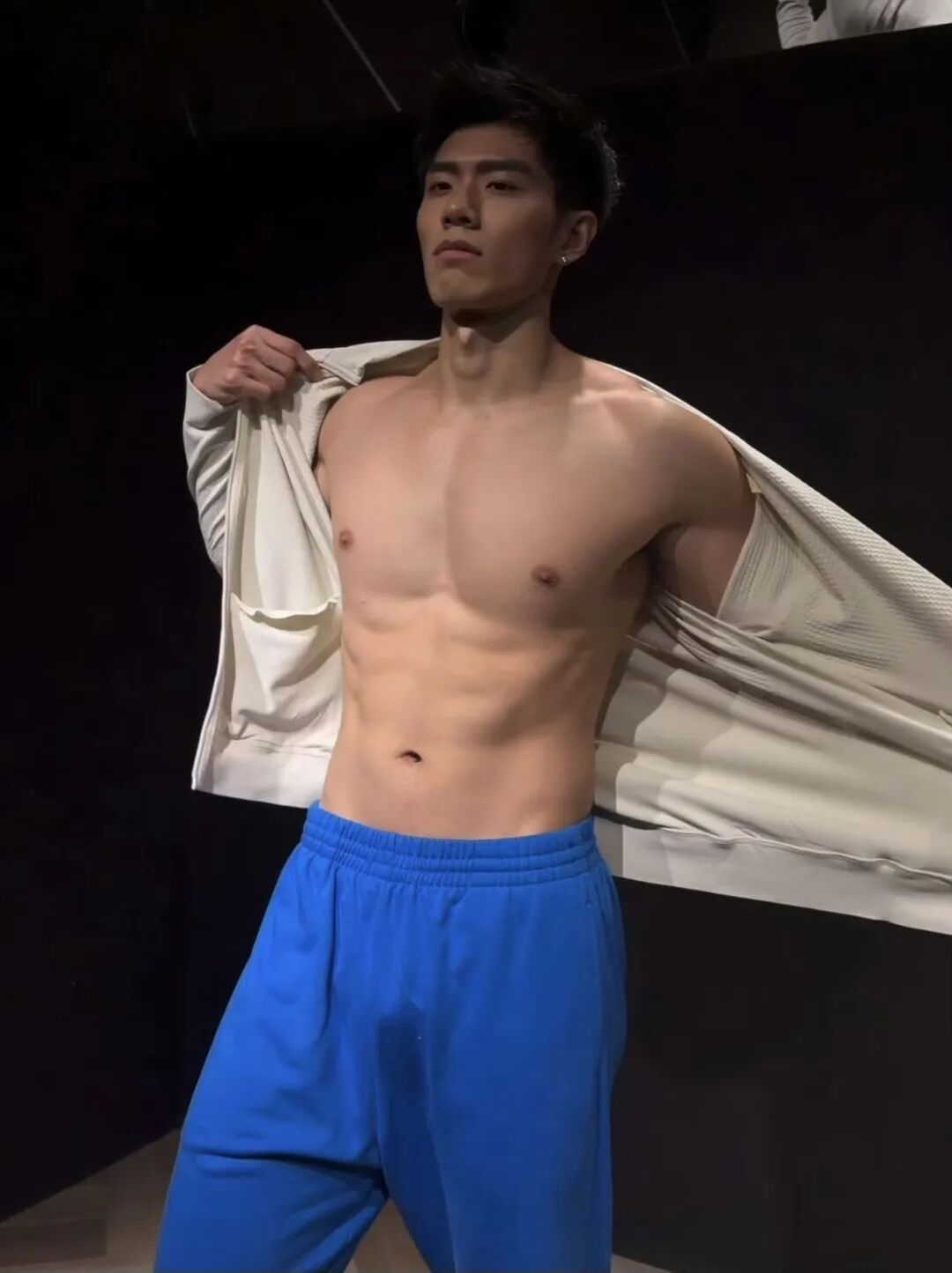 黑皮体育生酒店照片曝光！浑身湿透……