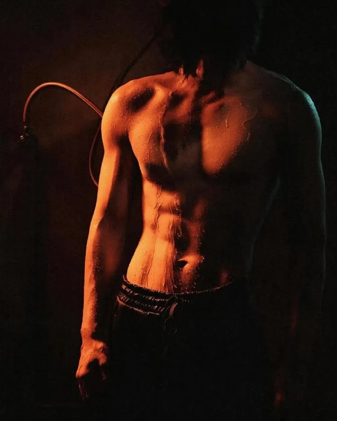 新晋小生何与新剧被骂“油腻”，剧外薄肌沐浴照却火到外网了！