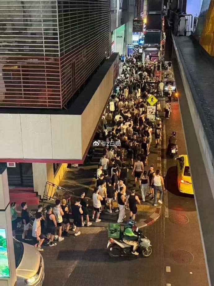 对象说去大连跨年，实则曼谷浴室排队，视频被认出来了