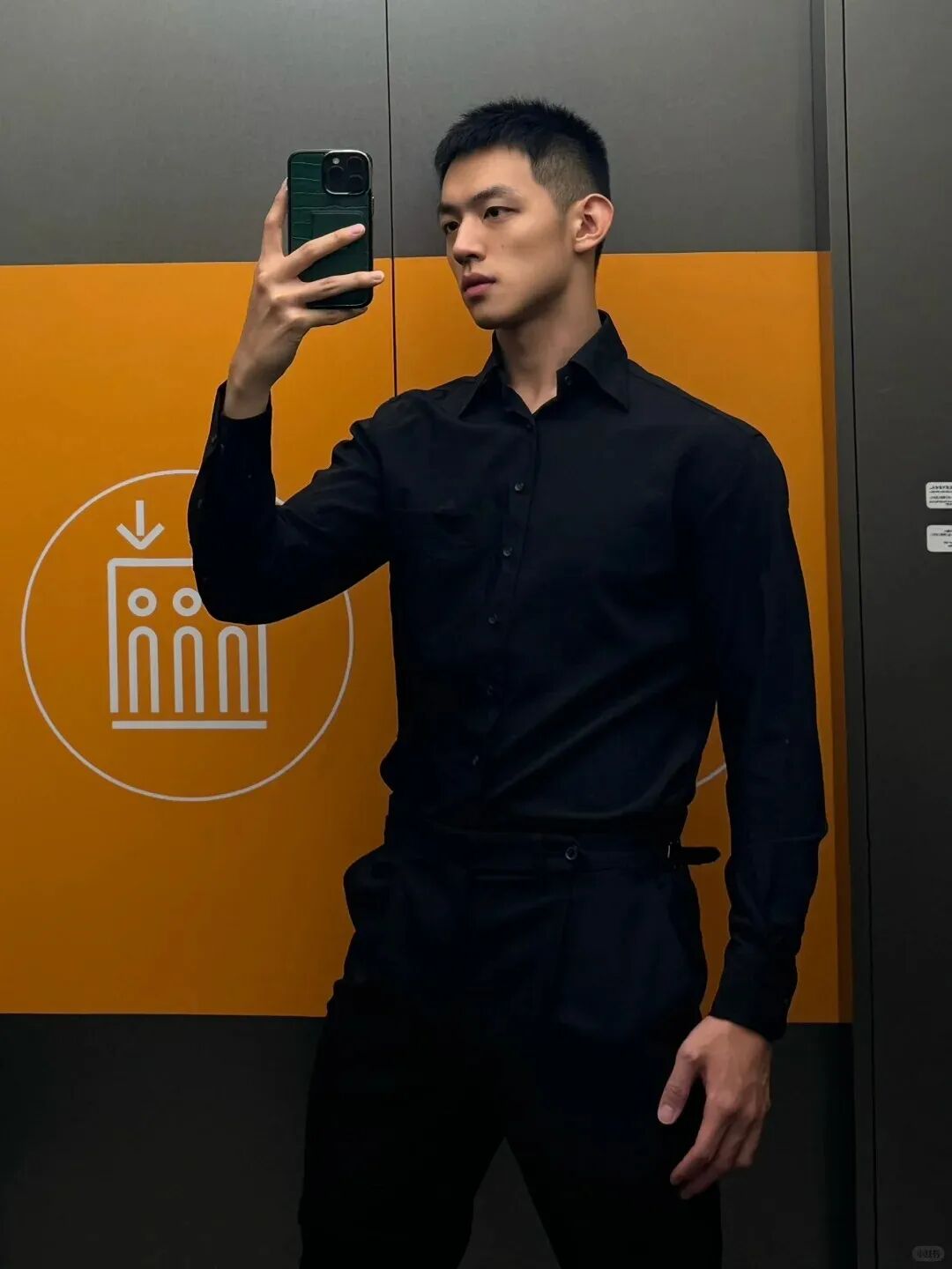 北大毕业典礼正装男主持人找到了,?想找这样的当男友! 北大毕业典礼正装男主持人找到了,?想找这样的当男友!