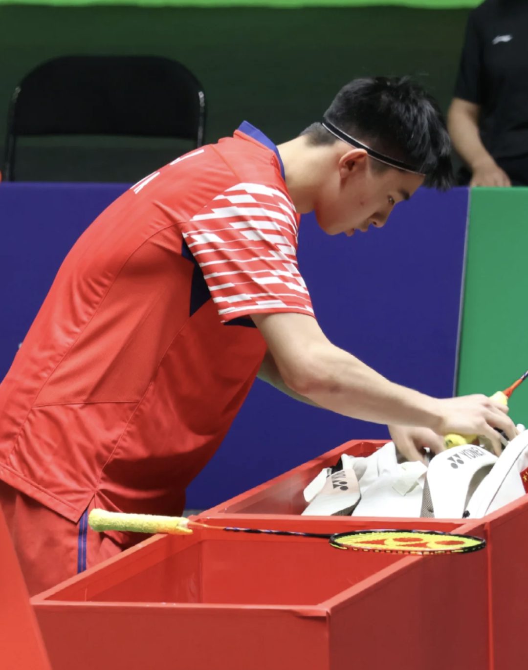 赛场打球换衣的小哥被拍，？湖北体育生王子骏太可了！