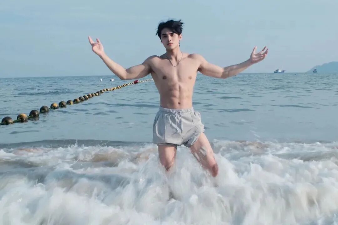 退役运动员，高颜值搭配恰到好处的腱子肉