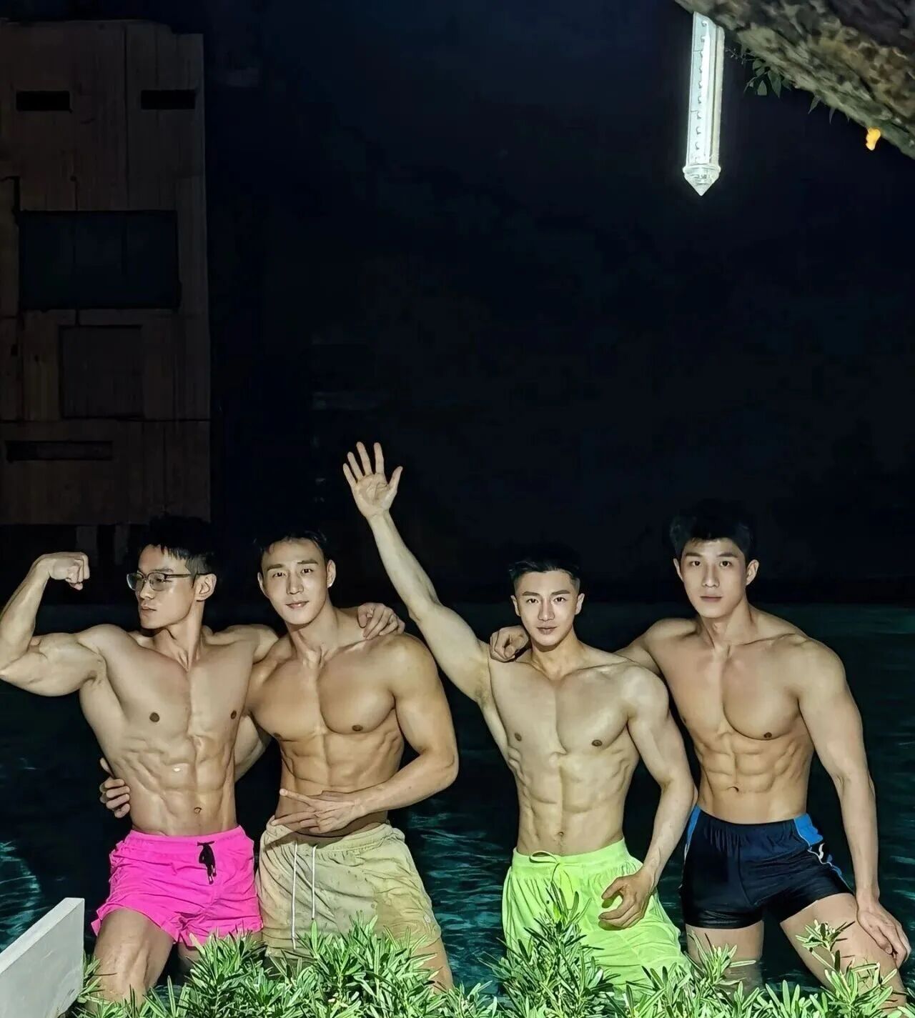 酒店泳池夜泳 一下子遇到 4 位肌肉猛男