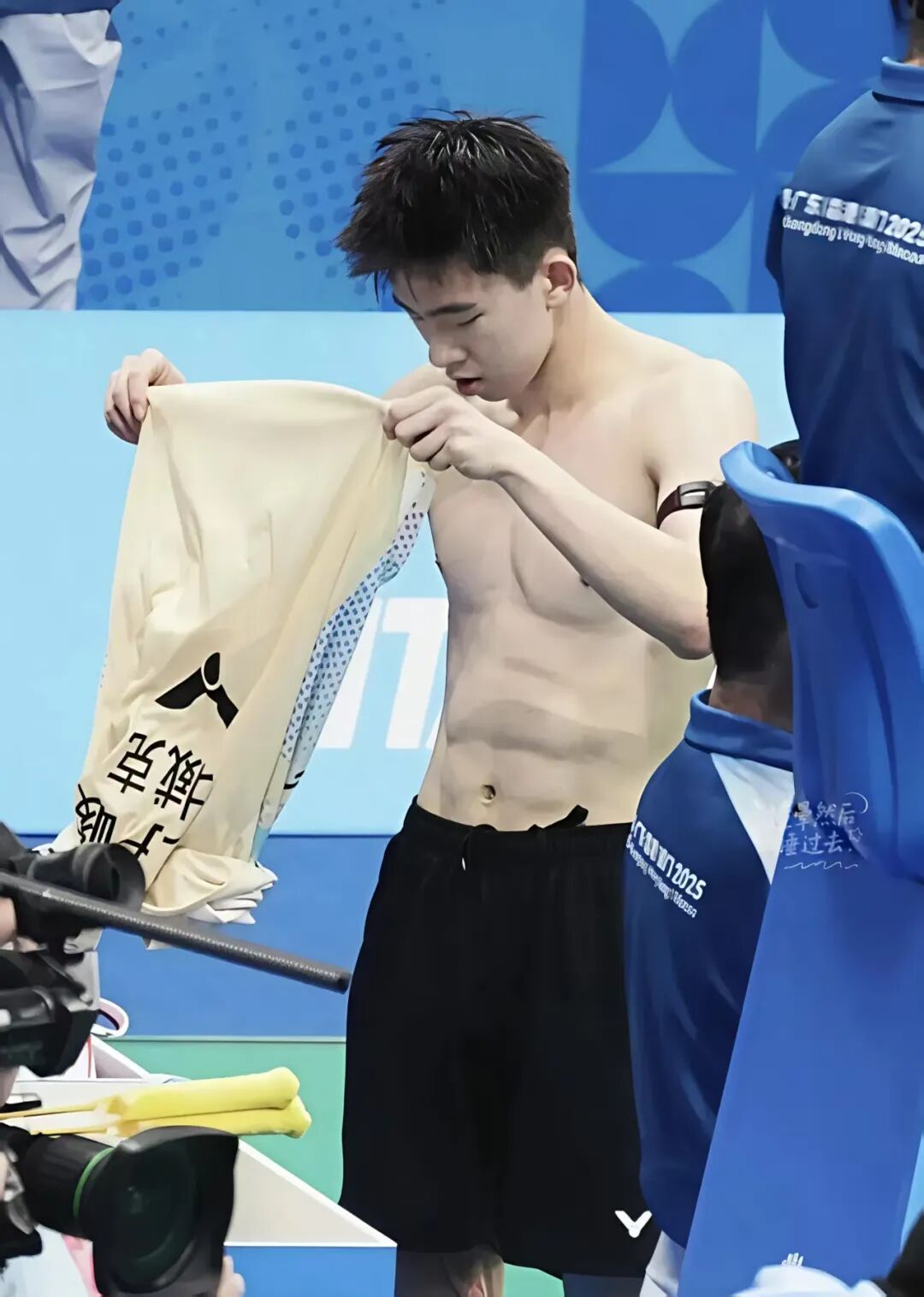 赛场打球换衣的小哥被拍，？湖北体育生王子骏太可了！