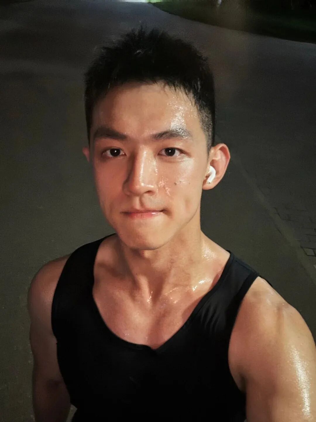 北大毕业典礼正装男主持人找到了，？想找这样的当男友！