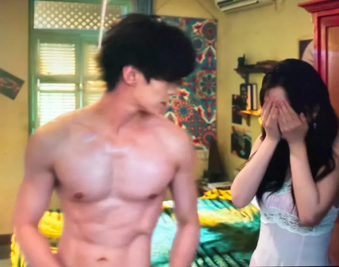 新晋小生何与新剧被骂“油腻”，剧外薄肌沐浴照却火到外网了！