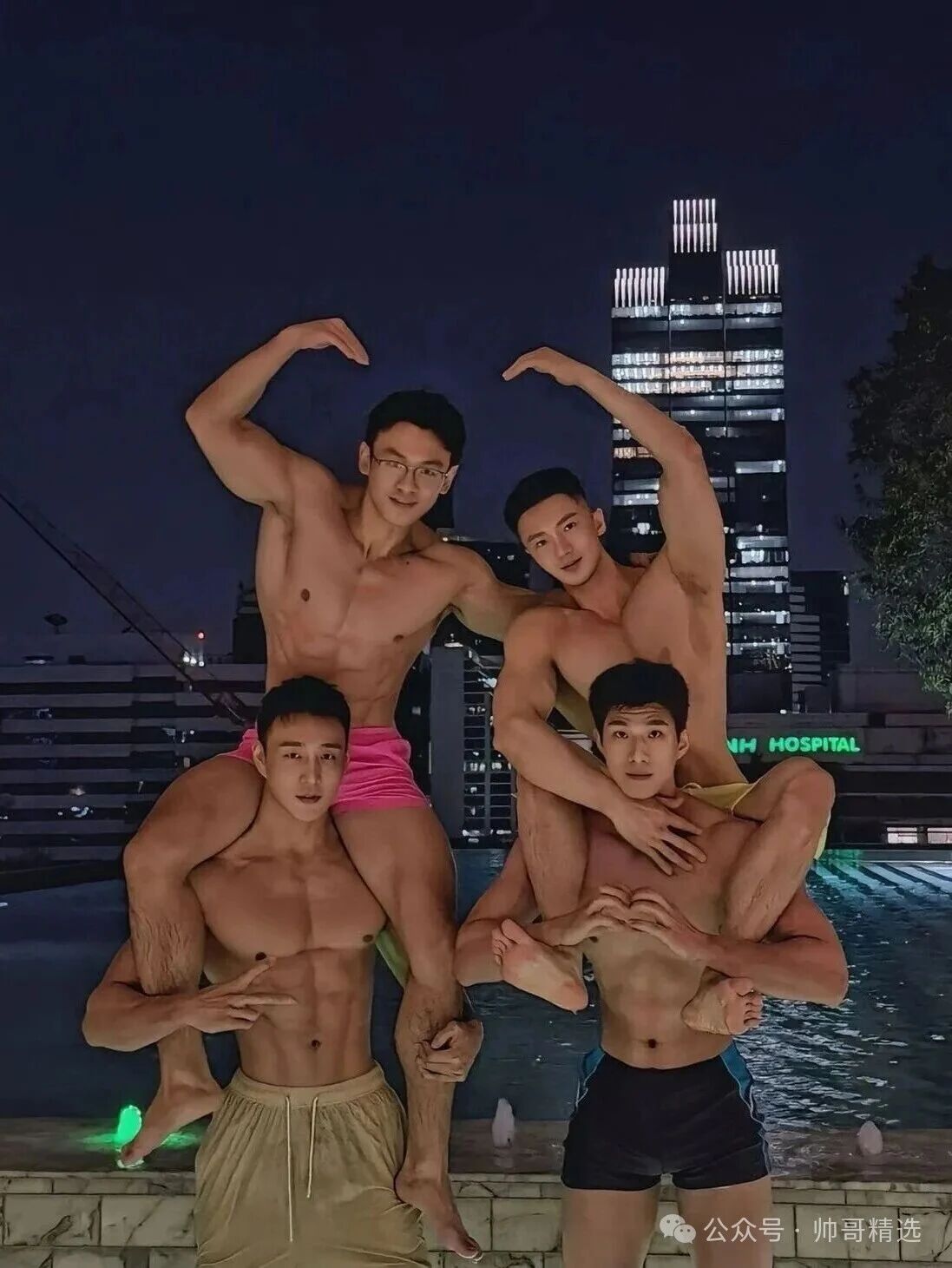 酒店泳池夜泳 一下子遇到 4 位肌肉猛男
