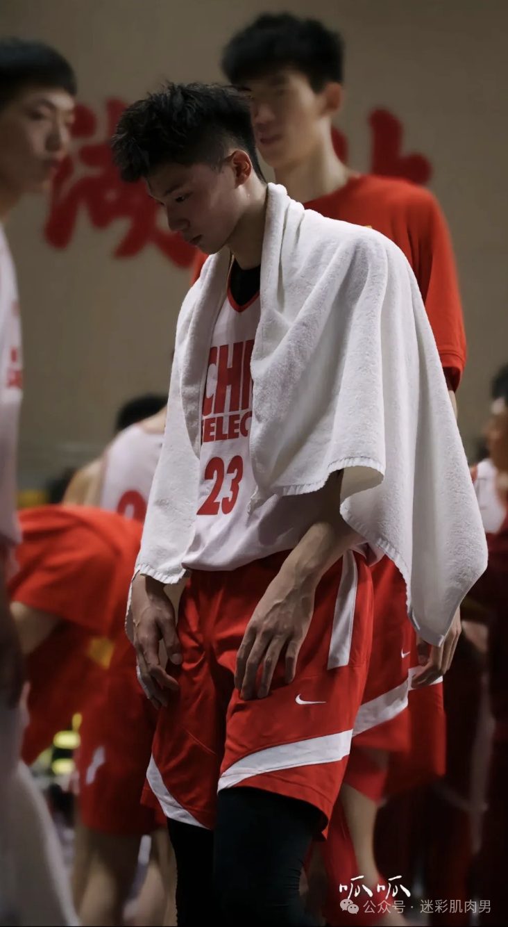 山东 20 岁大弟弟真的超强！193CM 长腿男大一跃显实力！