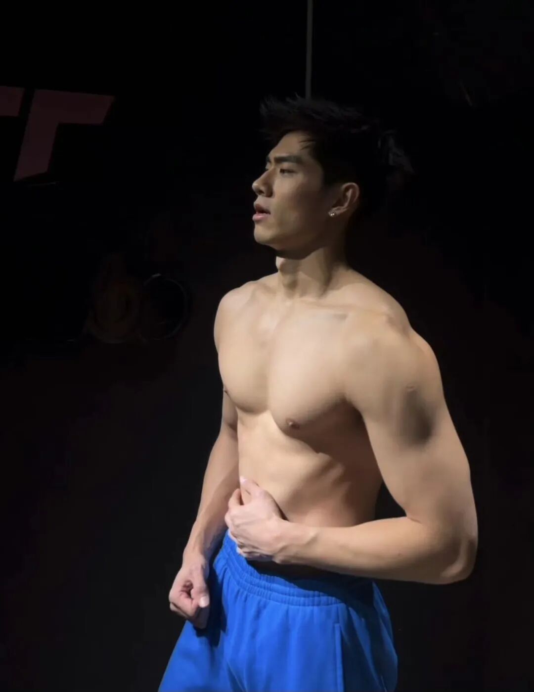 黑皮体育生酒店照片曝光！浑身湿透……