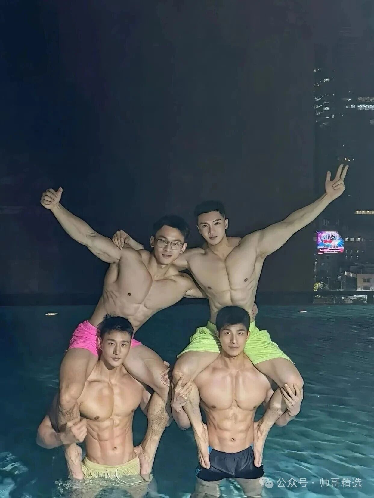 酒店泳池夜泳 一下子遇到 4 位肌肉猛男