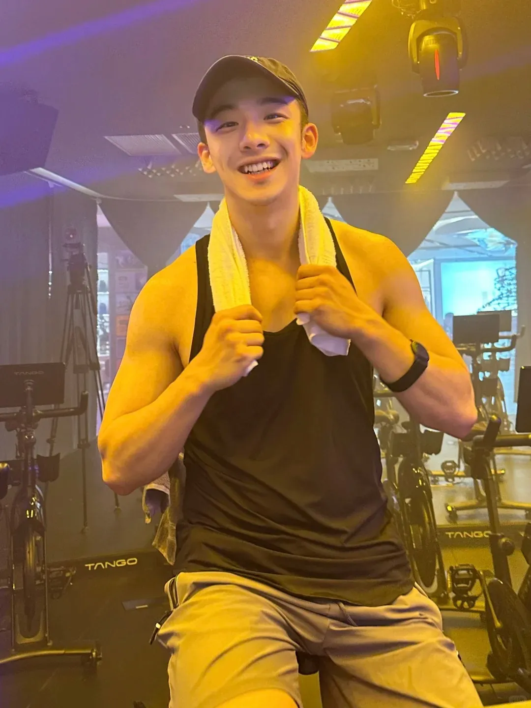 采访视频曾被疯传！上海交大安泰班主任，黑袜篮球帅哥，变这样了！