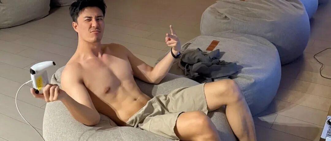  新晋小生何与新剧被骂“油腻”，剧外薄肌沐浴照却火到外网了！