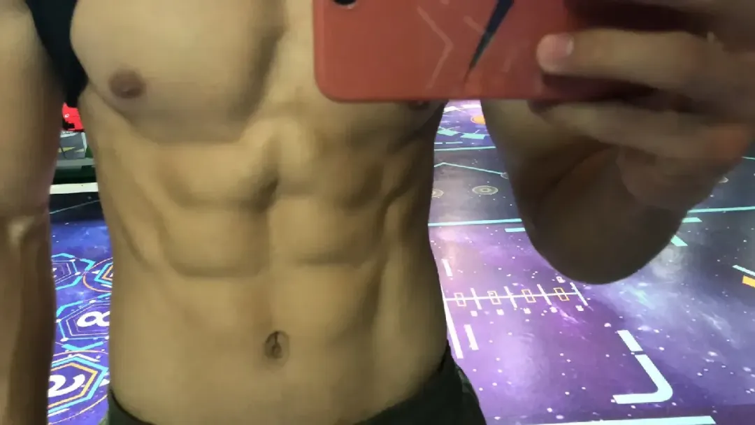 疑似被采访，？这个 00 后直男教练更壮了！他的瓜你吃了吗？