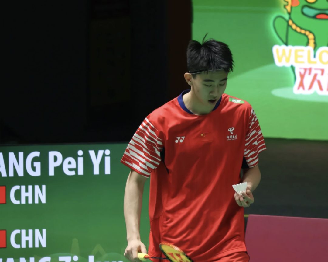 赛场打球换衣的小哥被拍，？湖北体育生王子骏太可了！