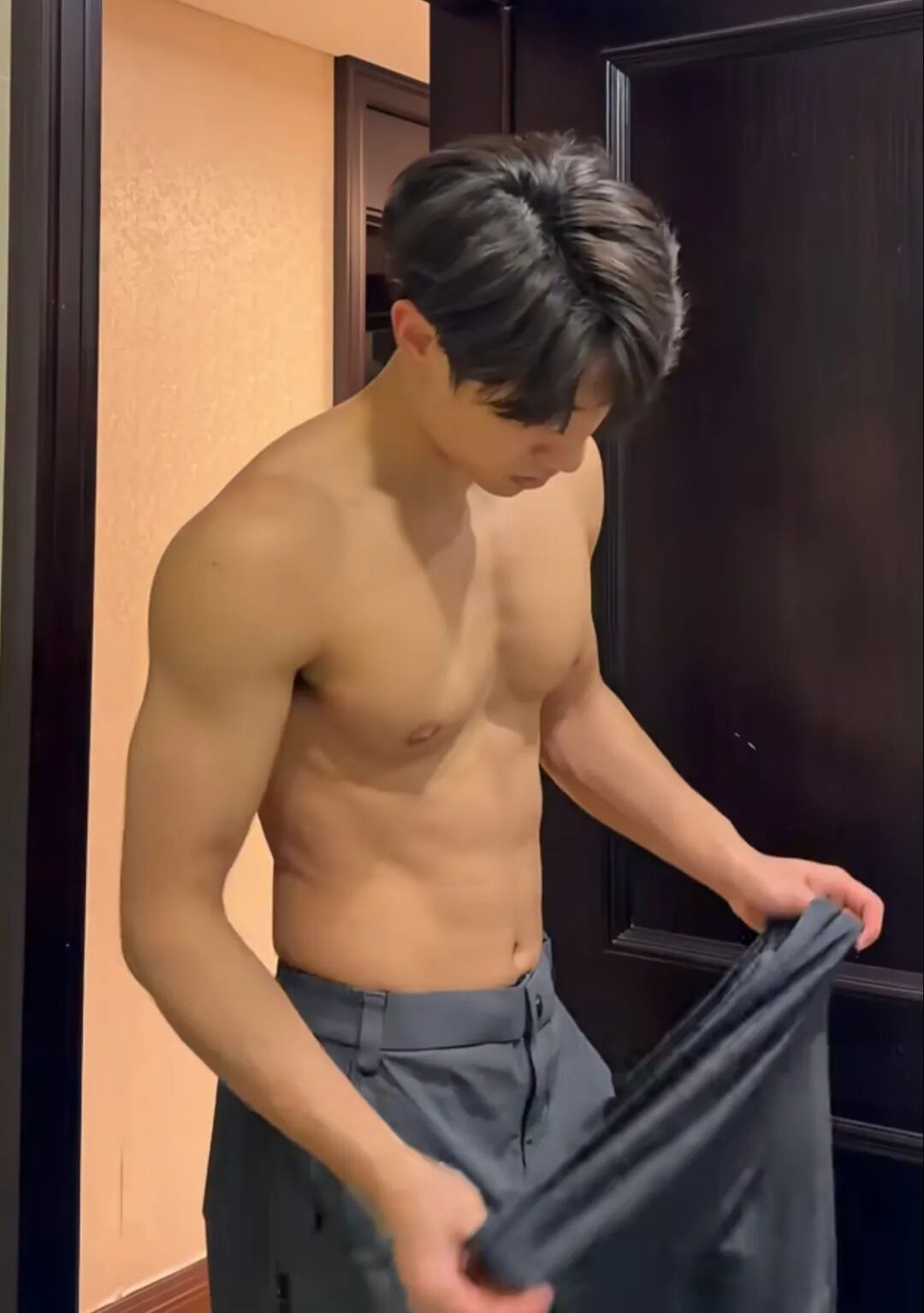 187cm 健身硬汉型男，黑皮大长腿发育的太好了...