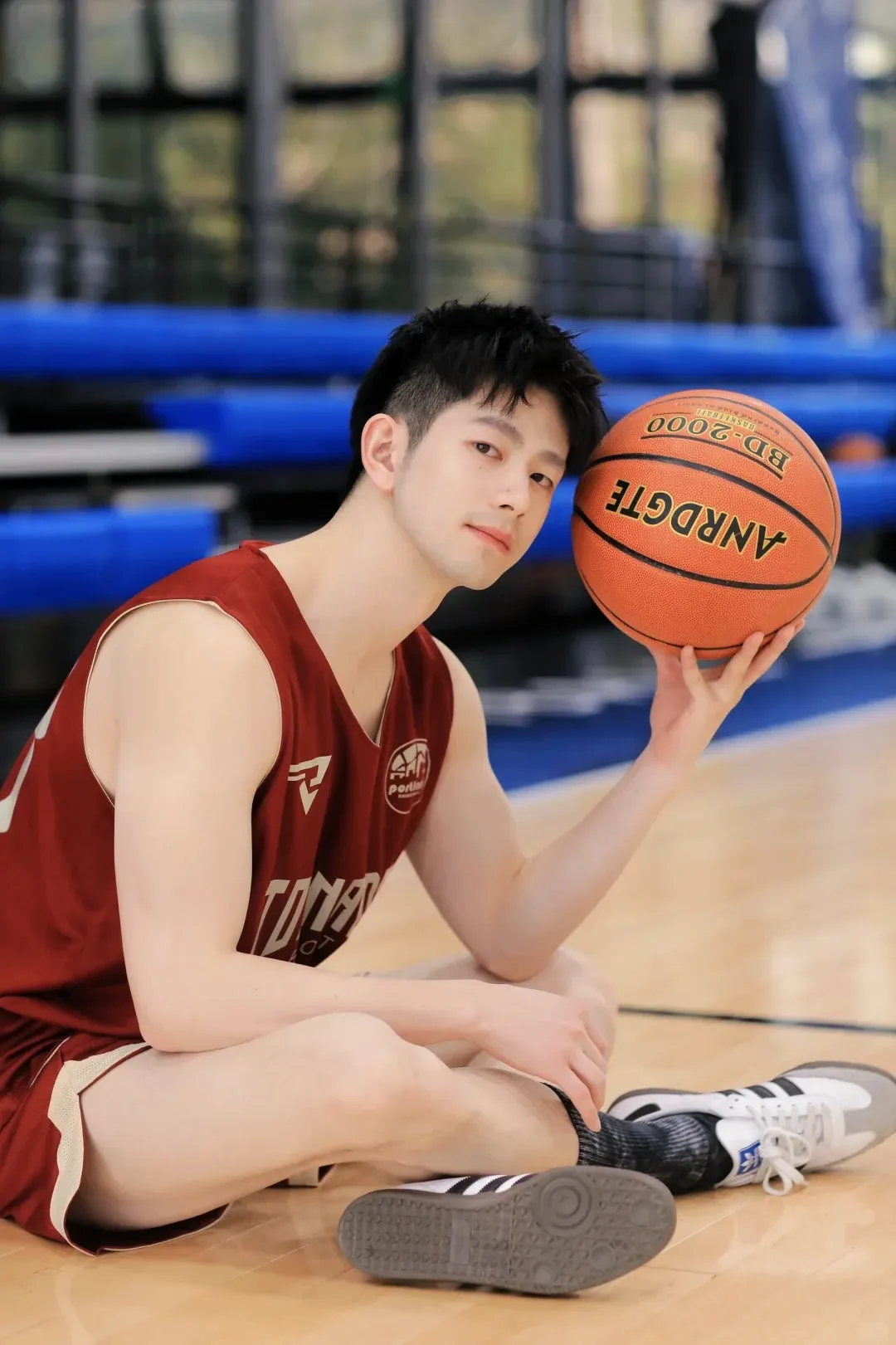 正装照让直男破防！武大退役小哥帅得人心花怒放！