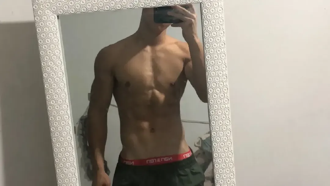 疑似被采访，？这个 00 后直男教练更壮了！他的瓜你吃了吗？