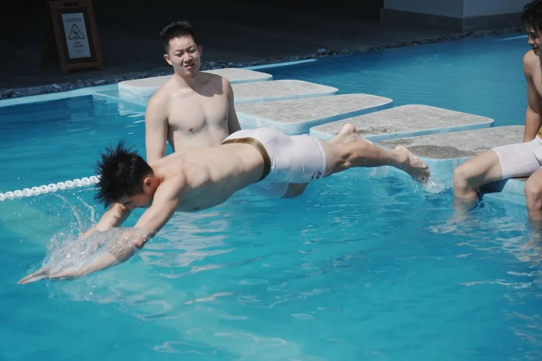 被围观了！华侨大学男篮的薄肌体育生男大，穿高弹紧身运动裤泳池玩水！