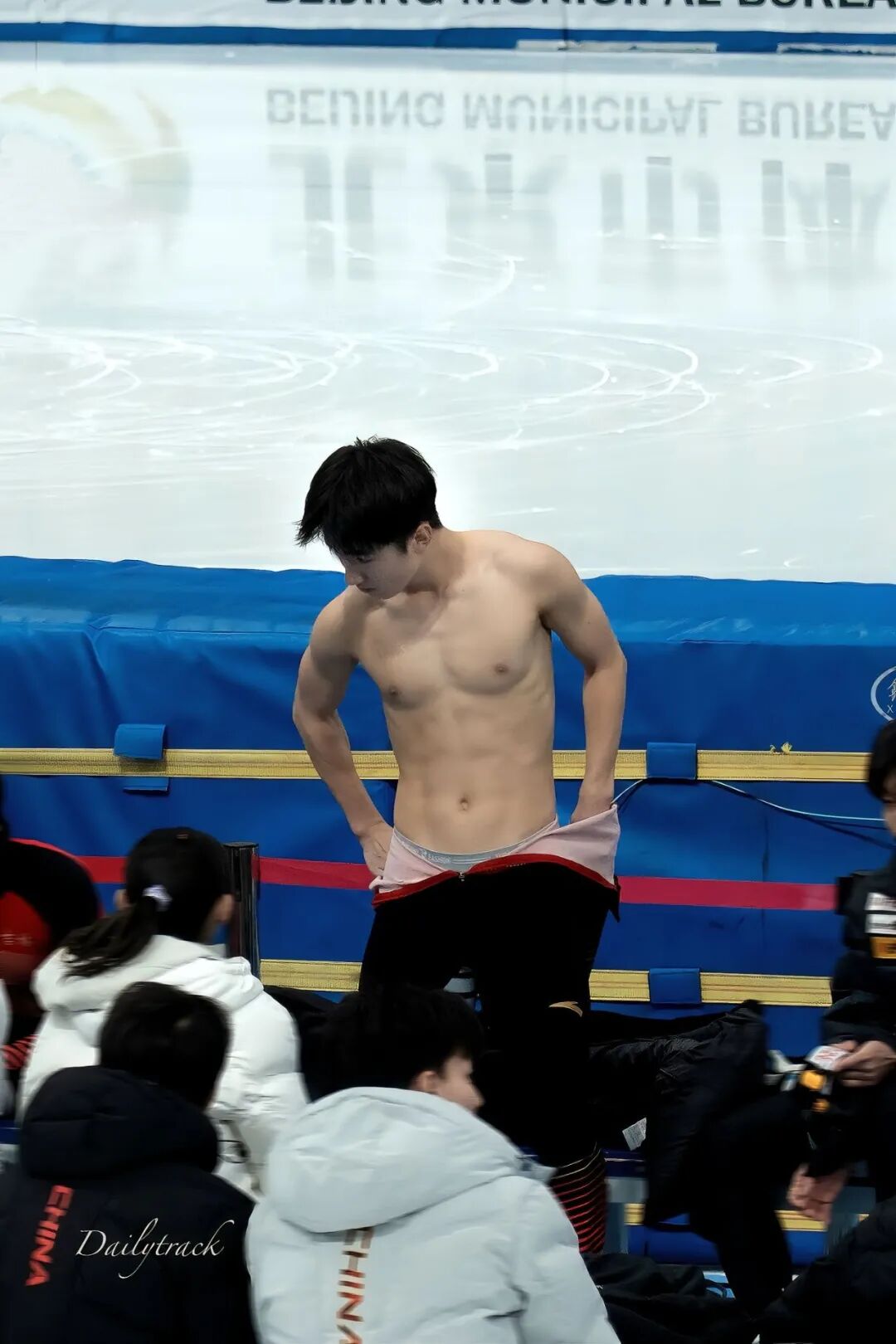 17 岁李禹衡短道速滑换修身服被拍！？这也太帅太宠粉啦！