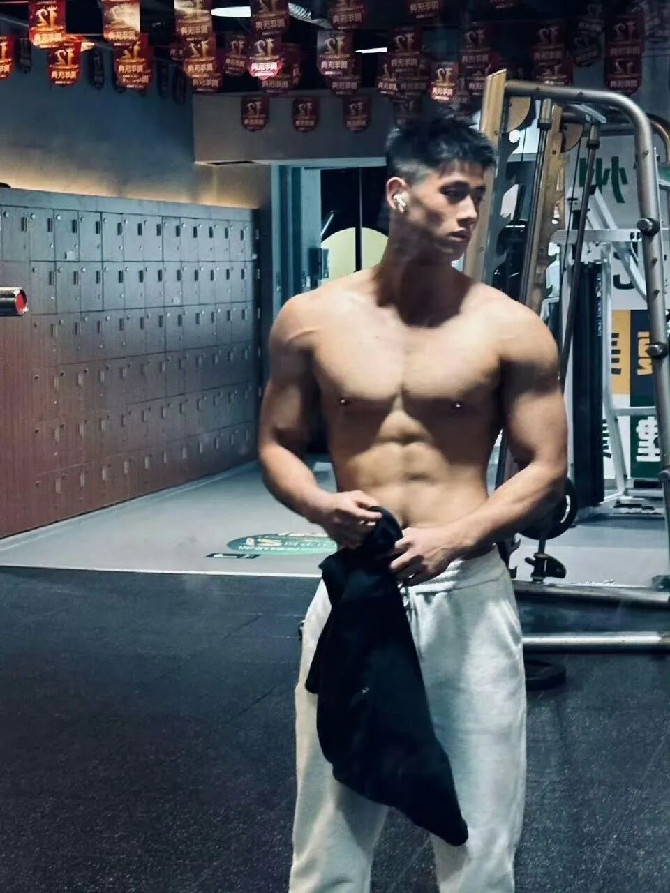 新晋男模火出圈！网友直呼：这不是广体体育生吗……