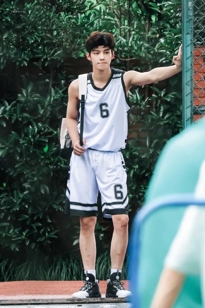 新晋小生何与新剧被骂“油腻”，剧外薄肌沐浴照却火到外网了！