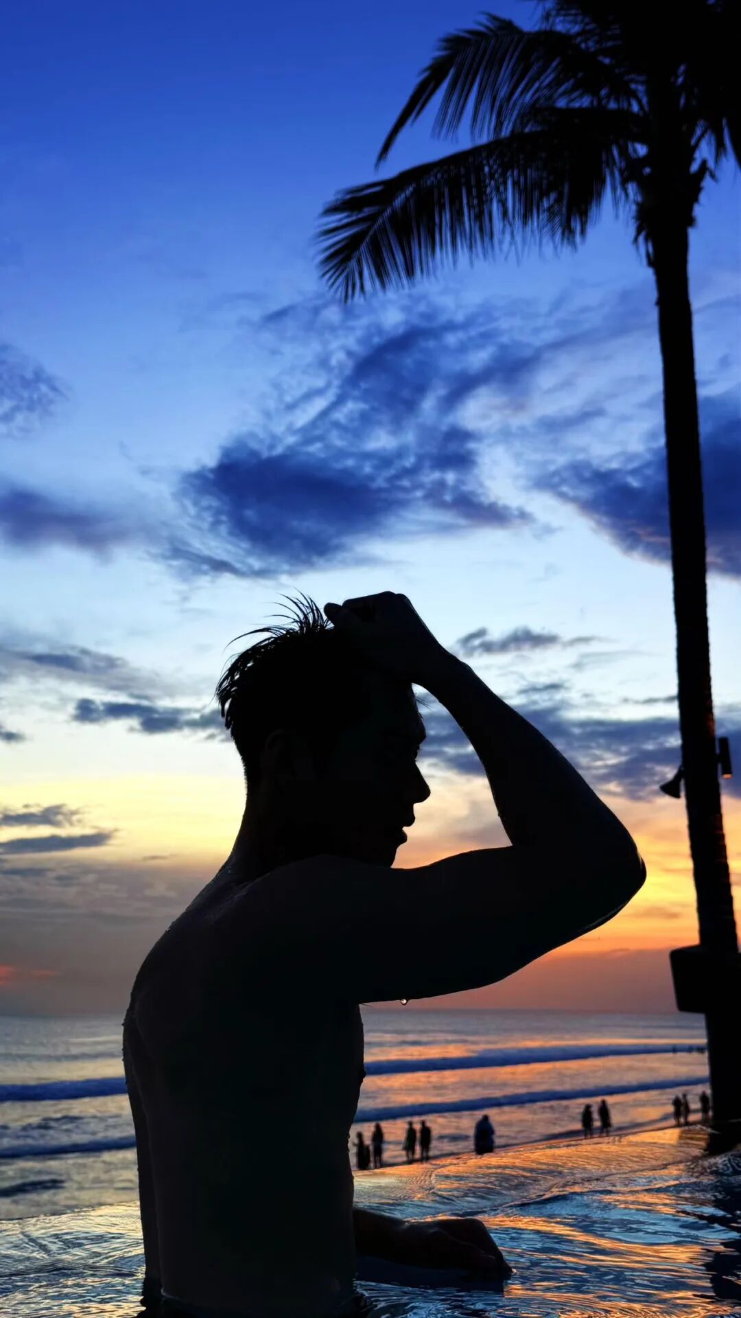 黑皮体育生酒店照片曝光！浑身湿透……