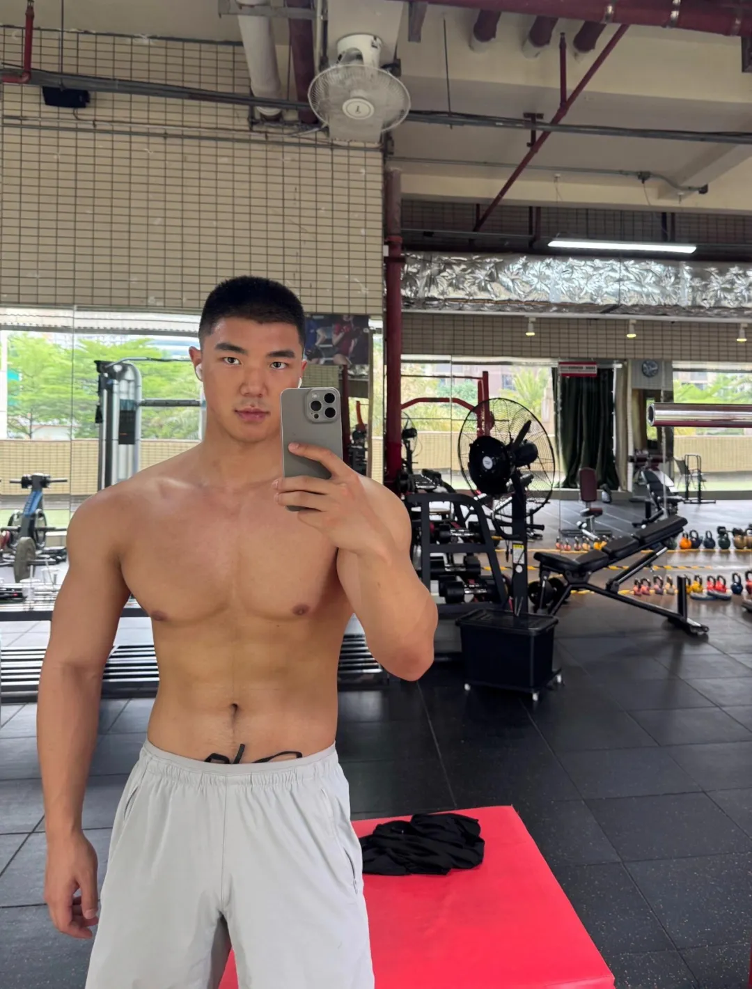 参加多人运动被抓？肌肉网红现身曼谷跨年趴破谣言！