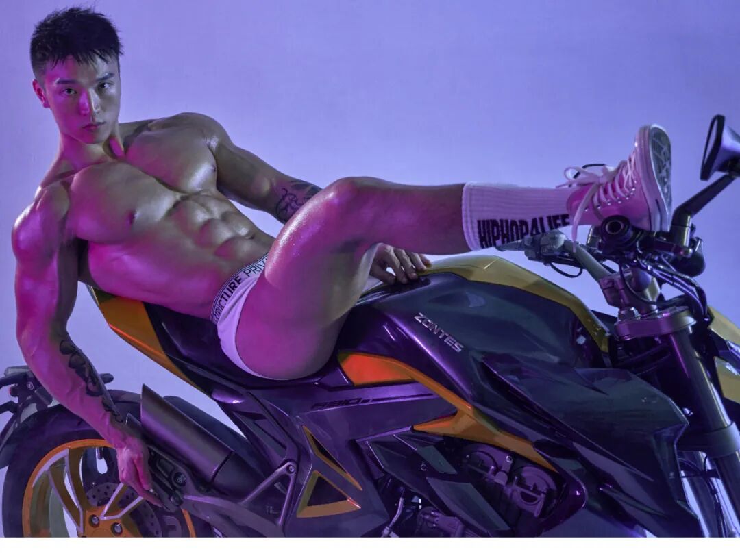 筋肉猛男和他的肌肉皮肤机车 铁汉柔情了