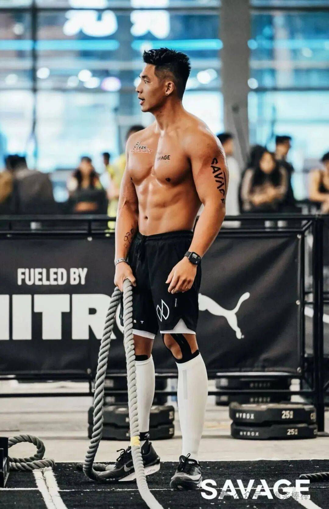 黑皮山东壮汉穿紧身骑行服，粗臂大胸，实力惊人！