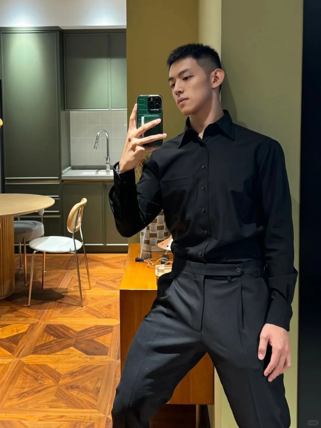 北大毕业典礼正装男主持人找到了,?想找这样的当男友! 北大毕业典礼正装男主持人找到了,?想找这样的当男友!