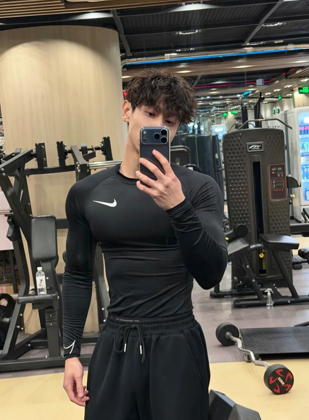 187cm 健身硬汉型男，黑皮大长腿发育的太好了...