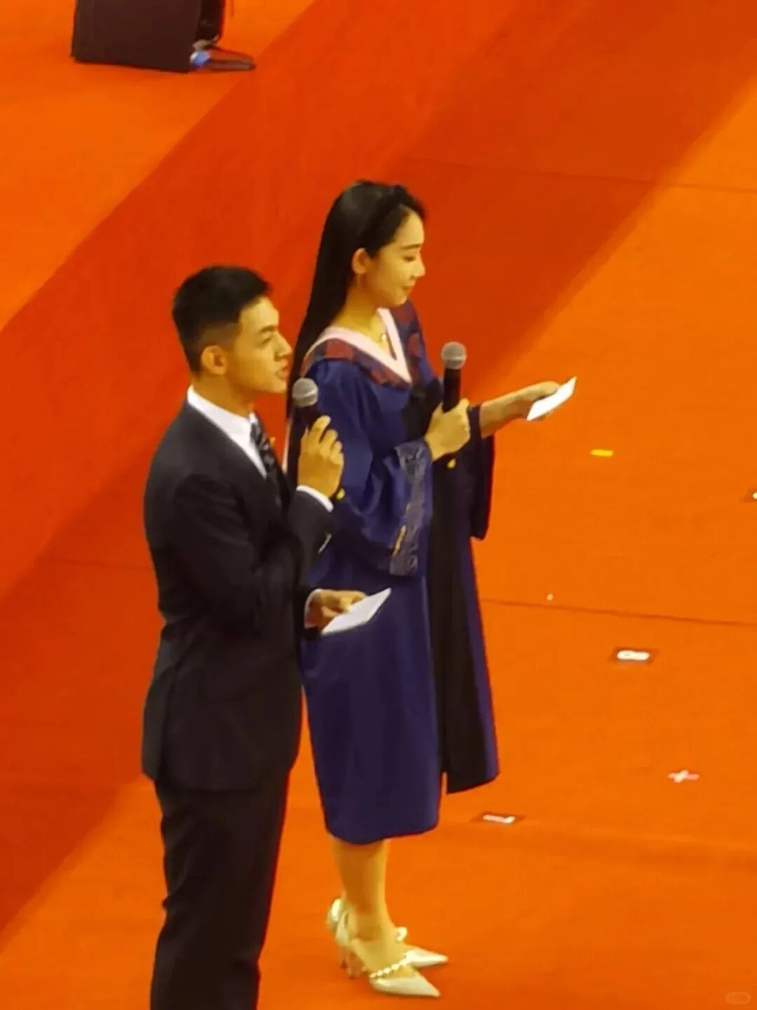 北大毕业典礼正装男主持人找到了，？想找这样的当男友！