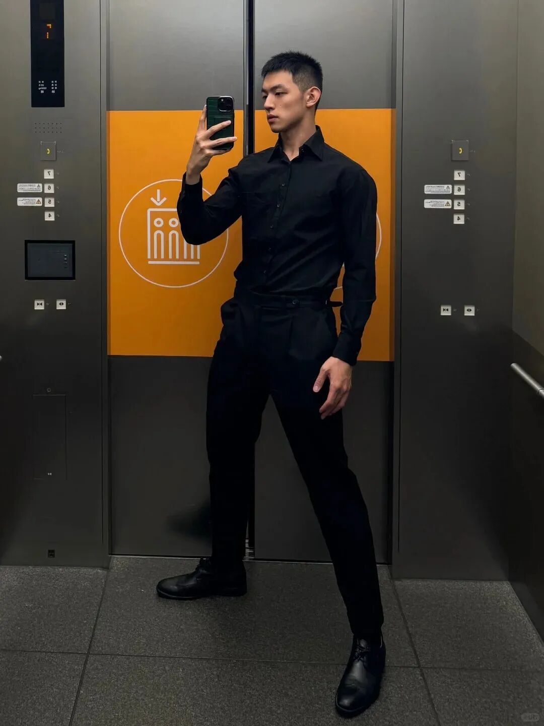 北大毕业典礼正装男主持人找到了，？想找这样的当男友！