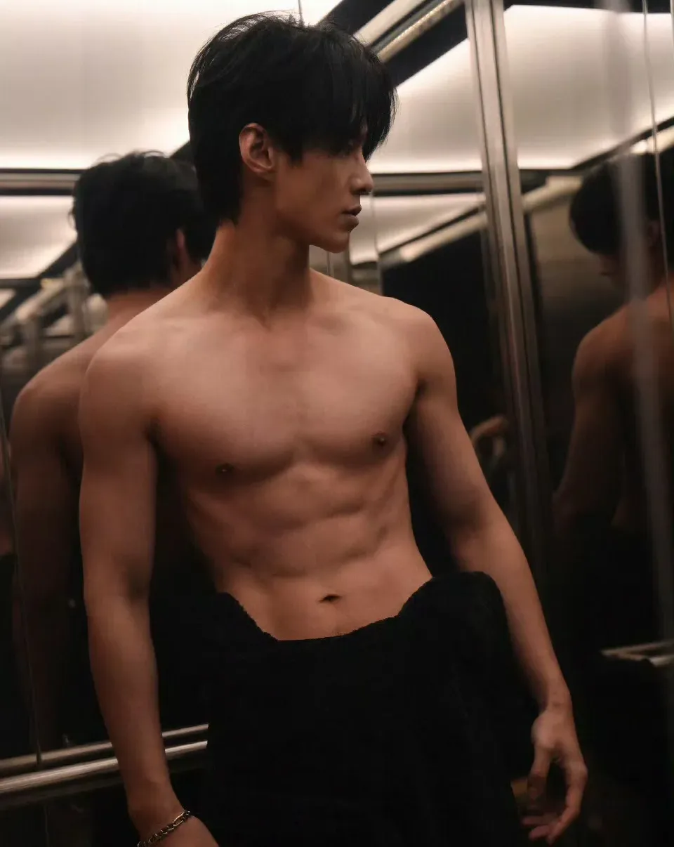 新晋小生何与新剧被骂“油腻”，剧外薄肌沐浴照却火到外网了！