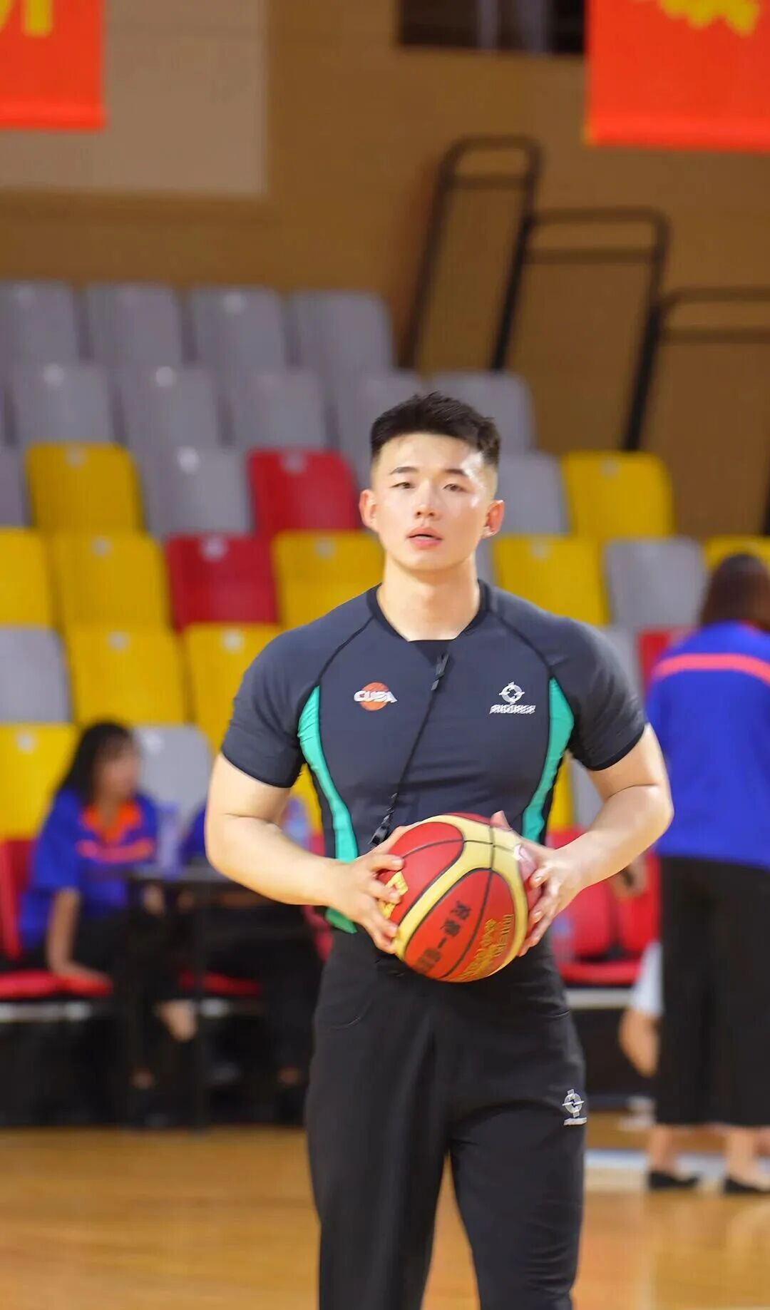 192cm 肉壮篮球裁判小哥，宽肩窄腰大粗腿