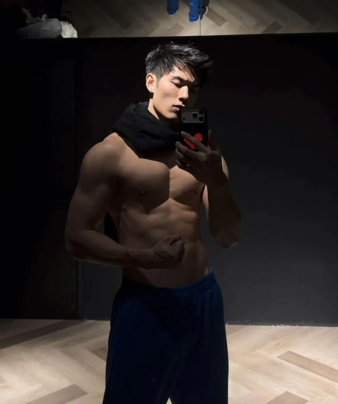 黑皮体育生酒店照片曝光！浑身湿透……