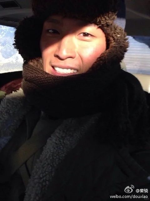 全网都在围观的窦骁洗澡视频流出…赌王女婿，行走的荷尔蒙，为新剧剃胸毛！